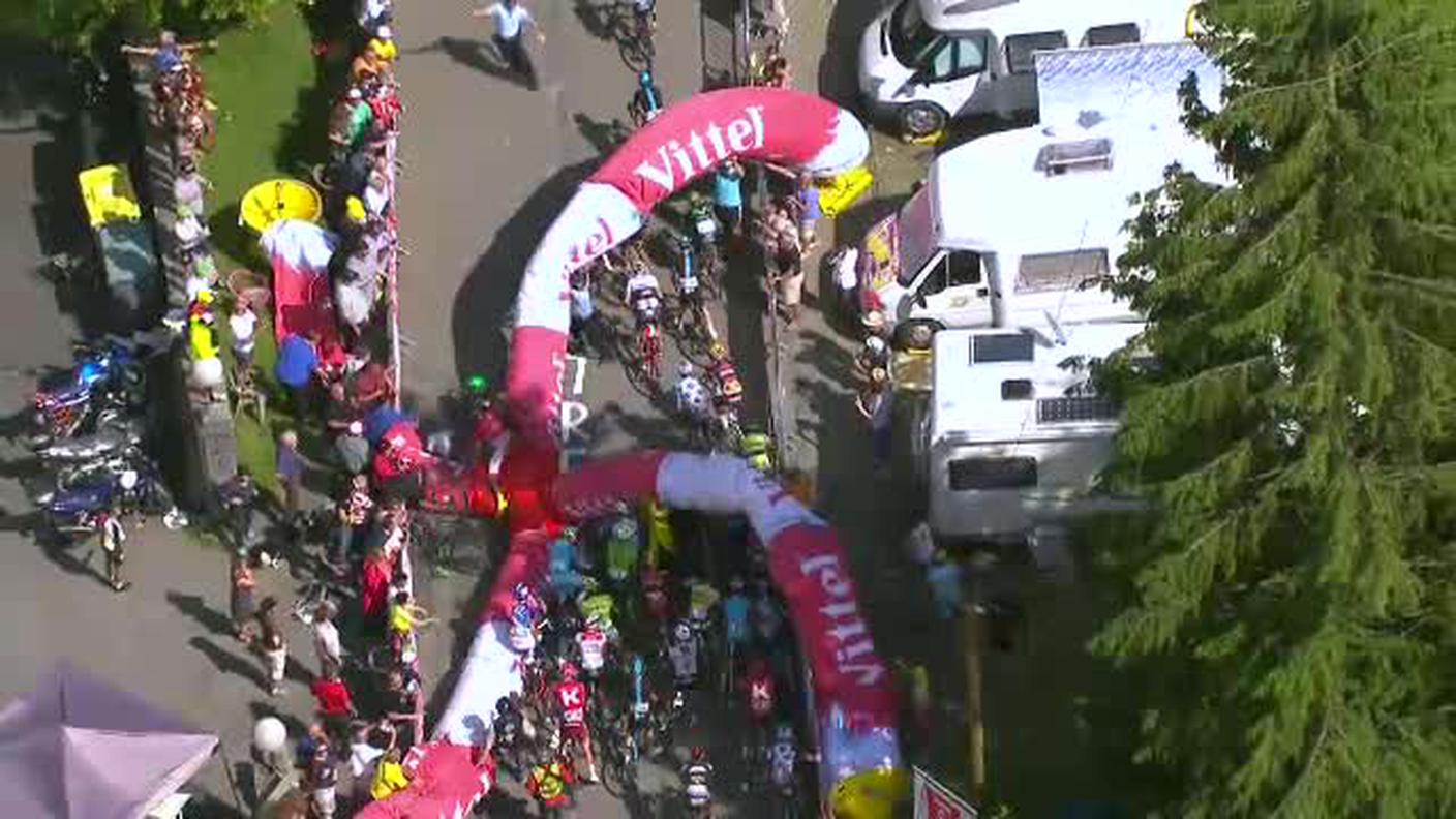 Tour de France, si sgonfia un arco gonfiabile (08.07.2016)