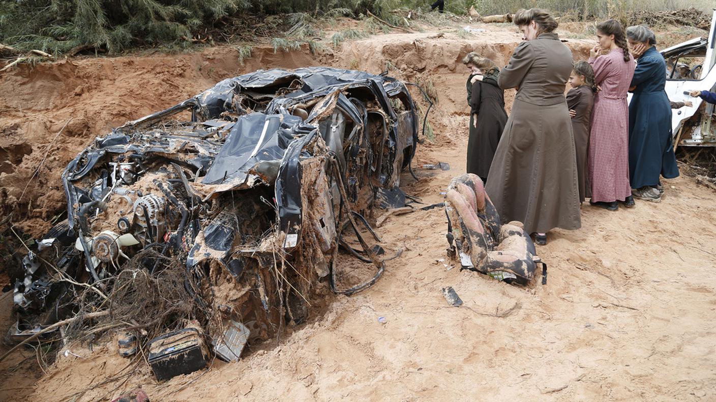 Una delle automobili travolte dalle acque