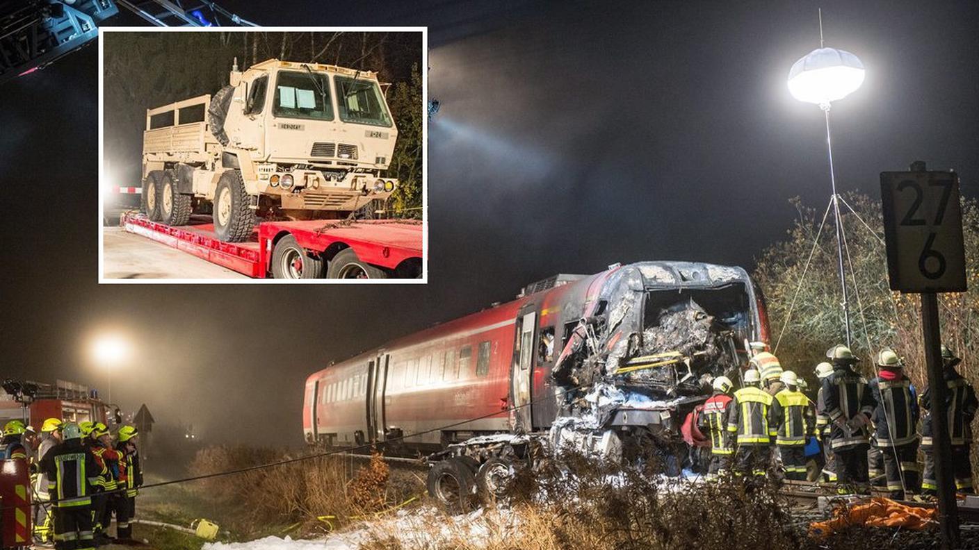 Il treno e il mezzo pesante coinvolti nella collisione
