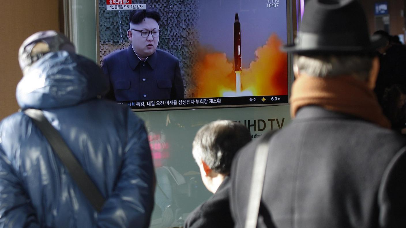 Kim Jong un mentre annuncia la riuscita del lancio del nuovo missile