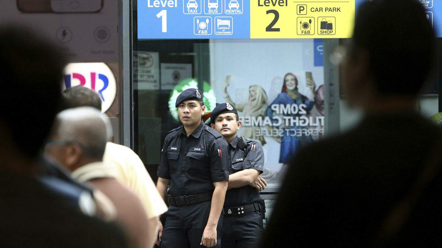Le indagini della polizia della Malesia proseguono a tutto campo