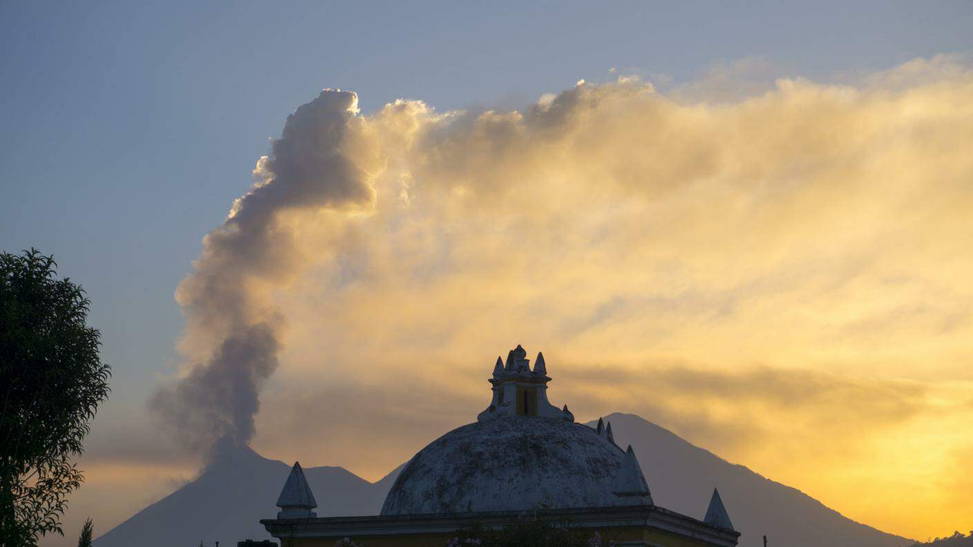 Si è normalizzata l'attività del Fuego che svetta sullo sfondo della capitale