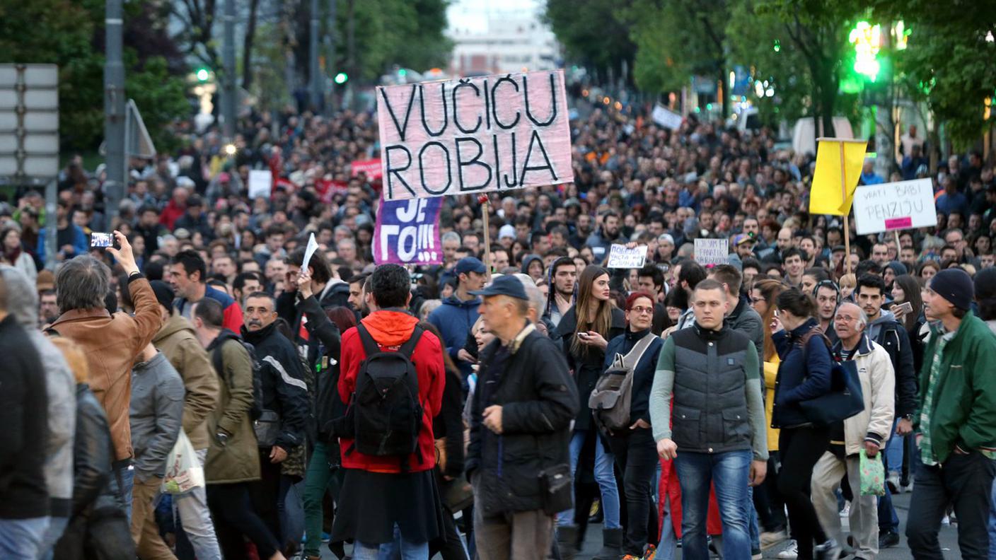 Migliaia di persone sono tornate a sfilare contro il neo presidente serbo Vucic.