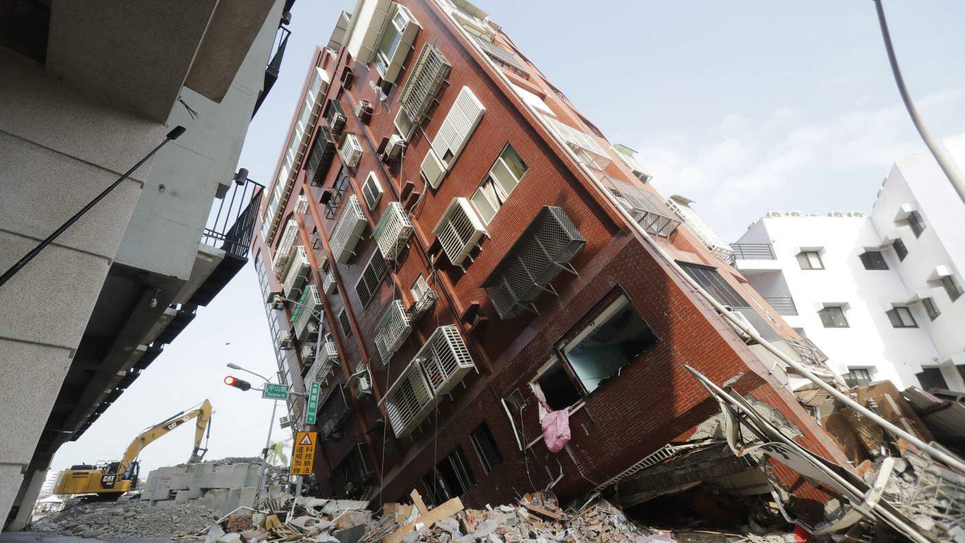 Si continuano a cercare sopravvissuti dopo il violento terremoto