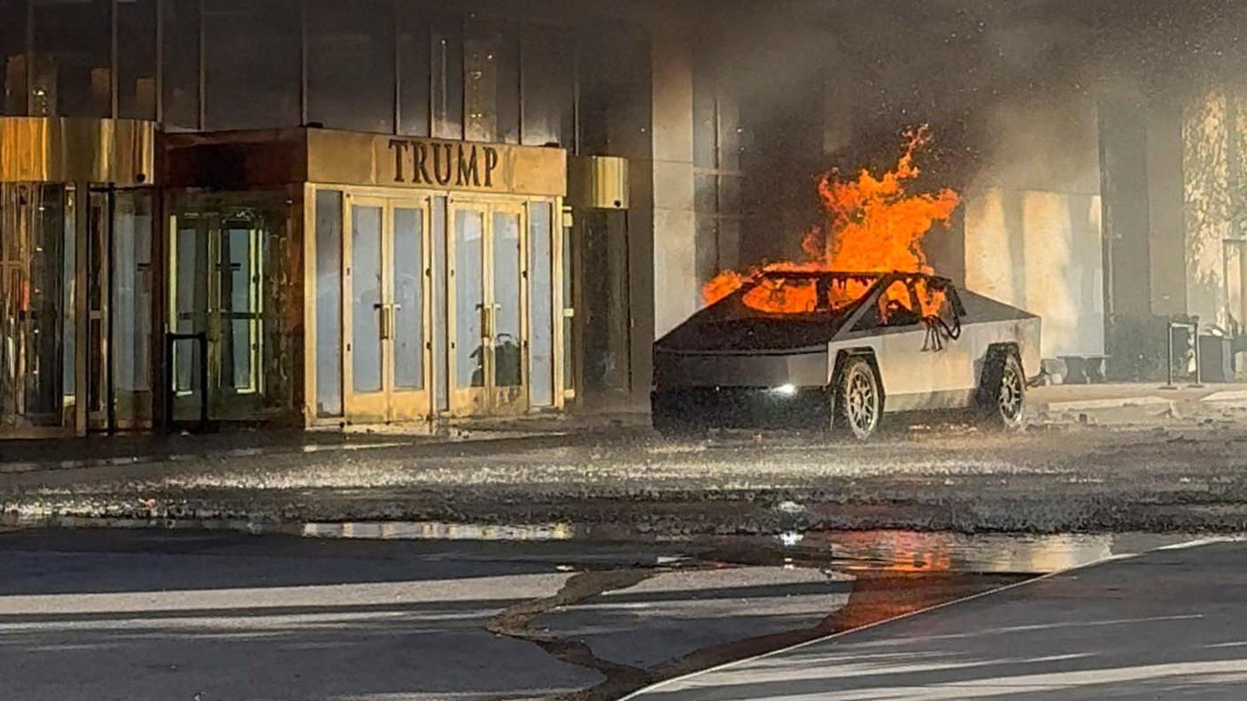 2025-01-02T012717Z_807903938_RC2D1CAZFIWI_RTRMADP_3_TESLA-CYBERTRUCK-FIRE.JPG