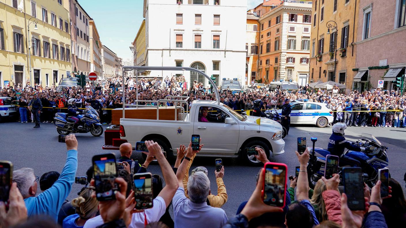 2025-04-26T105604Z_1710387521_RC2M5EAJCD6U_RTRMADP_3_POPE-FRANCIS-FUNERAL.JPG