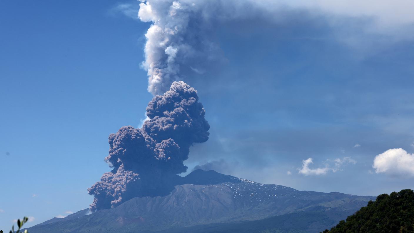 2025-06-02T100418Z_29127528_RC29UEAMLG5J_RTRMADP_3_ITALY-VOLCANO-ETNA.JPG