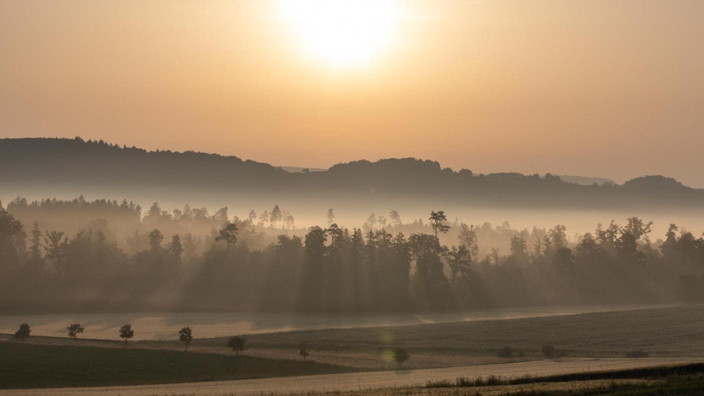 Il cielo assume un colore giallastro e le albe e i tramonti sono più spettacolari