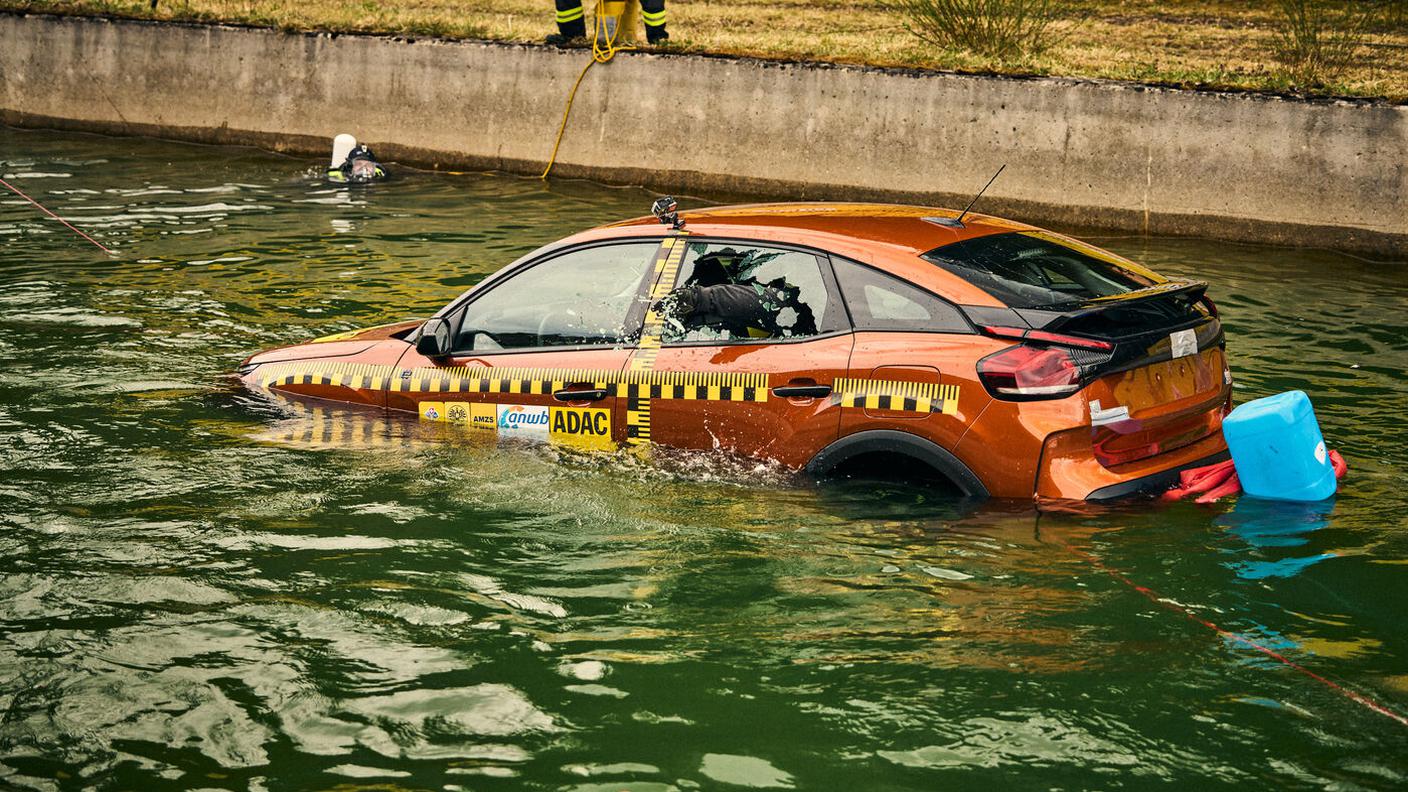 auto-im-wasser-7-ba493b81a061375g83edcce99e8f38d1.jpg