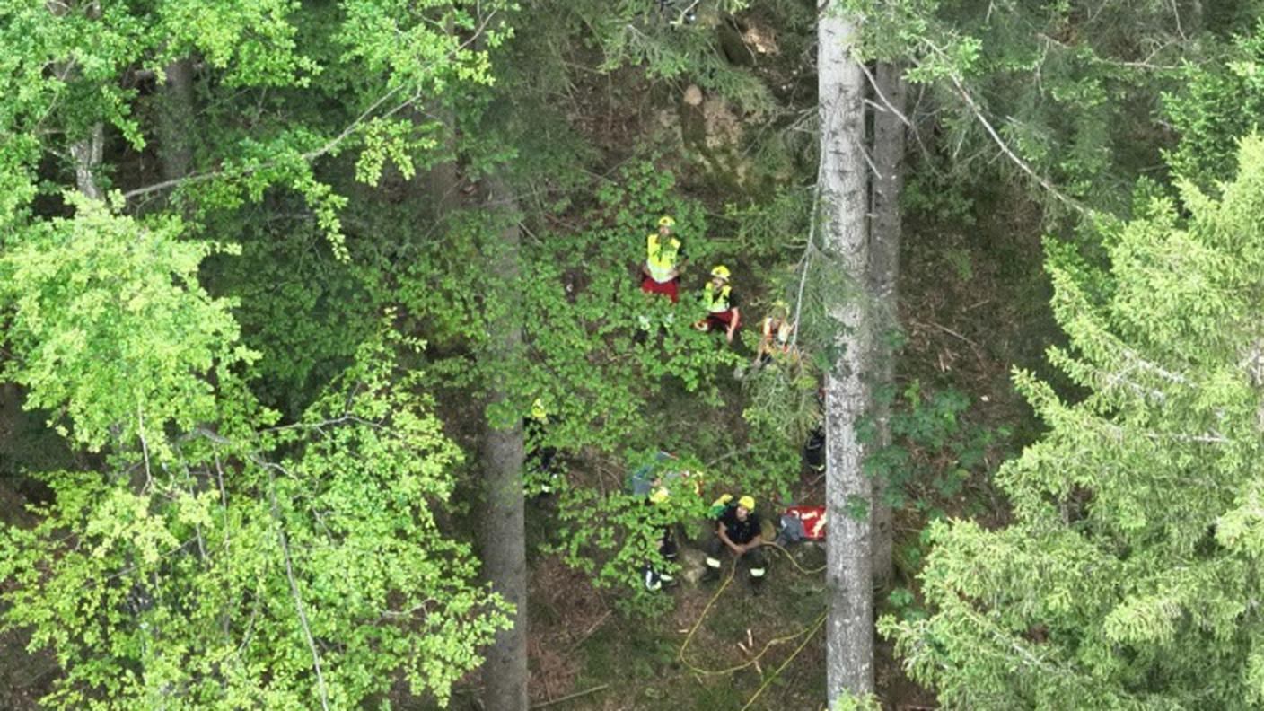 MM091_Oberägeri_Gleitschirmpilot verharrt stundenlang in Baumkrone_Bild 2.jpg
