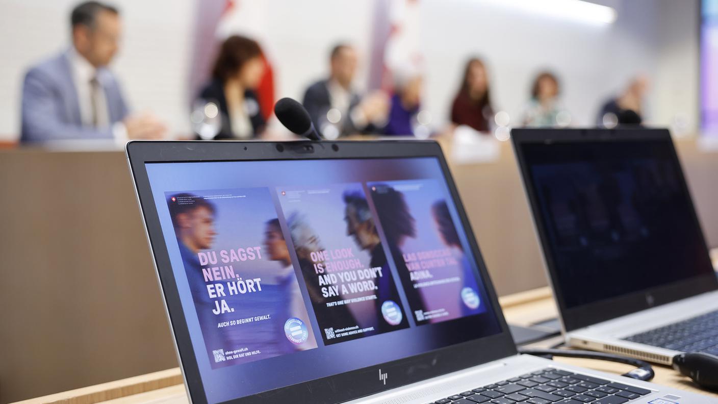 La campagna, intitolata Fermiamo la violenza sul nascere, è stata sviluppata dall’Ufficio federale per l’uguaglianza fra donna e uomo 