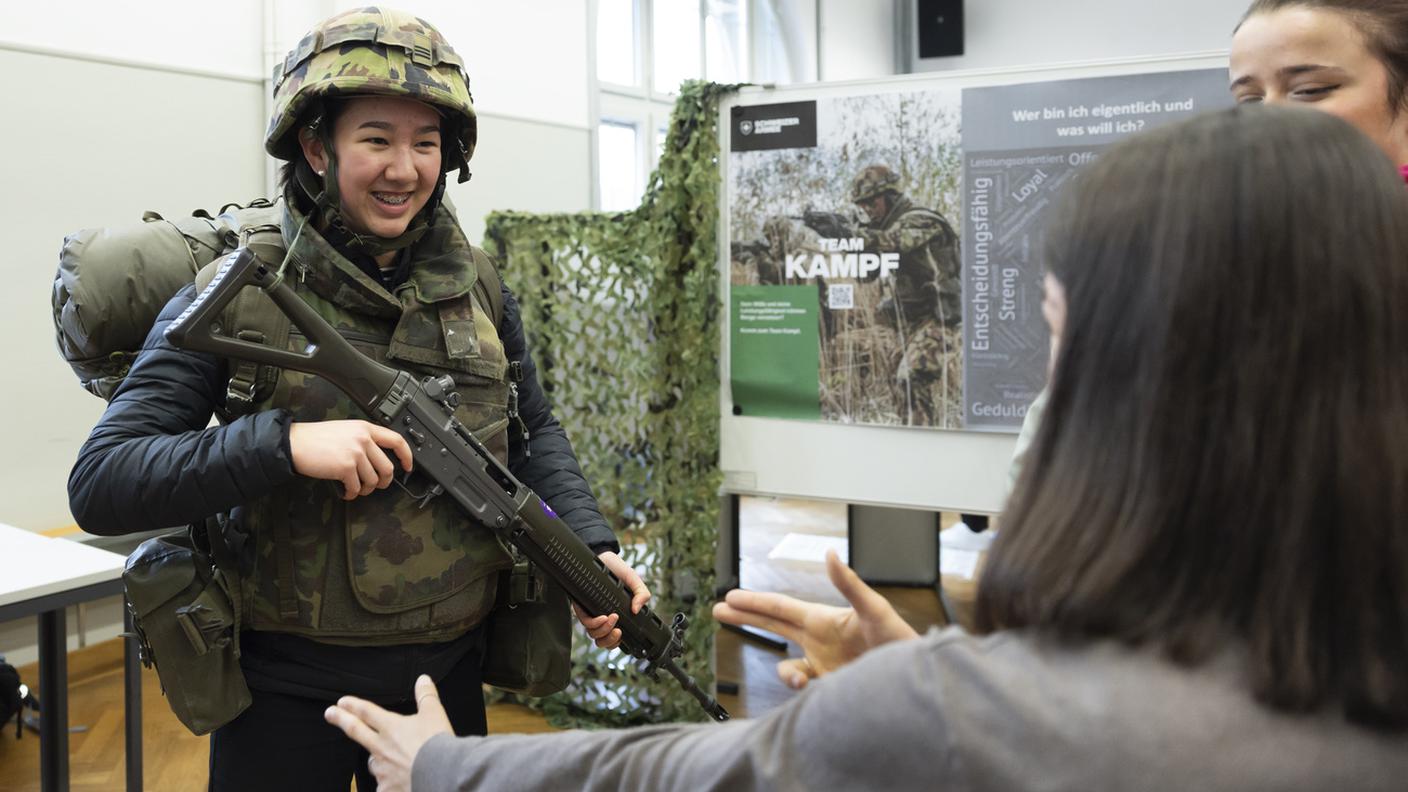 Giornata informativa obbligatoria su esercito e protezione civile anche per le donne?