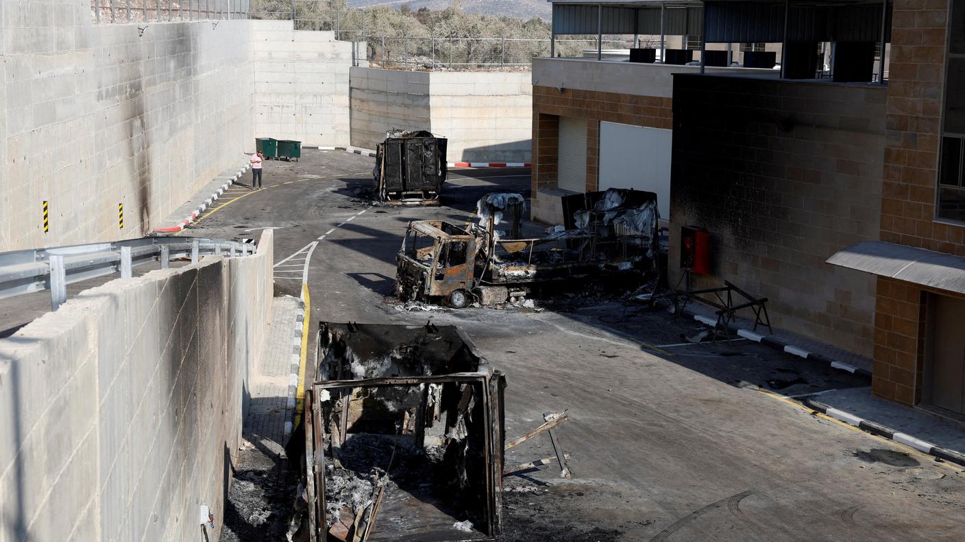 Decine di coloni hanno incendiato veicoli, campi coltivati e una fabbrica, causando feriti e danni ingenti a Beit Lid