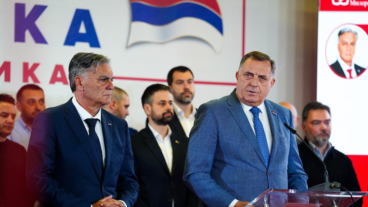 A destra il leader dell’Alleanza dei socialdemocratici indipendenti, Milorad Dodik, a sinistra il vincitore delle elezioni, Sinisa Karan