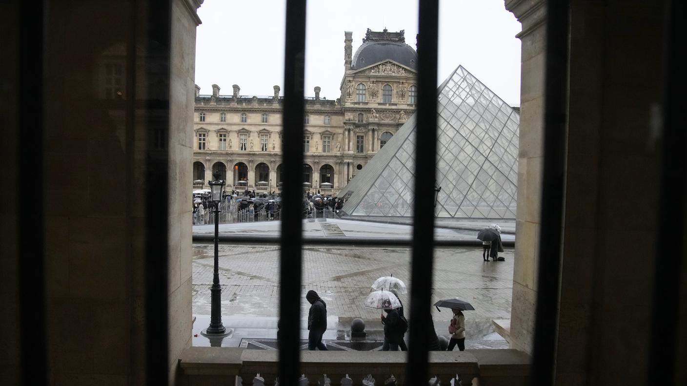 In coda per entrare al Louvre