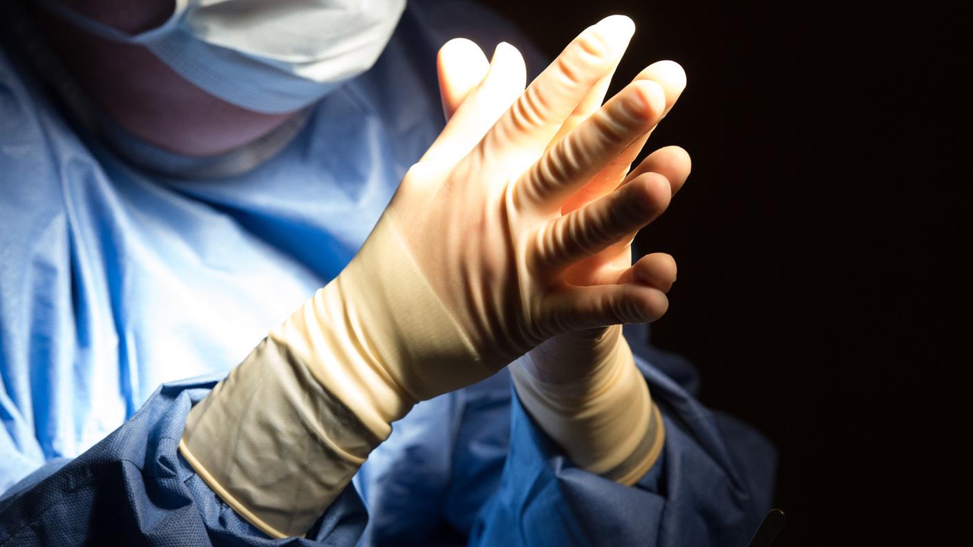 I fatti sono avvenuti in due cliniche private della città, su pazienti di età compresa tra 4 e 89 anni.