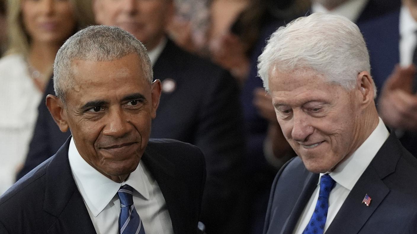 Gli ex presidenti Barack Obama e Bill Clinton hanno invitato la popolazione americana a manifestare pacificamente