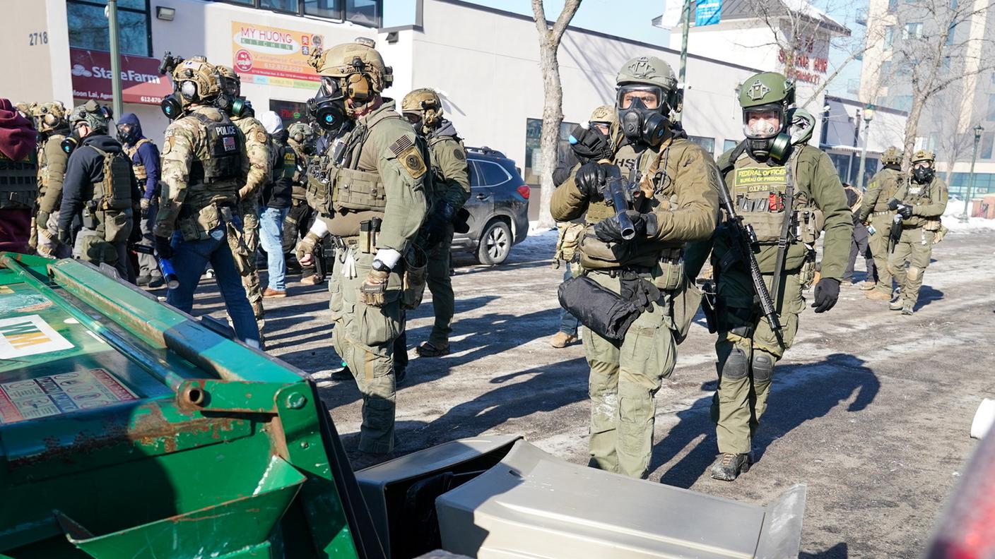 Agenti dell'ICE in azione a Minneapolis