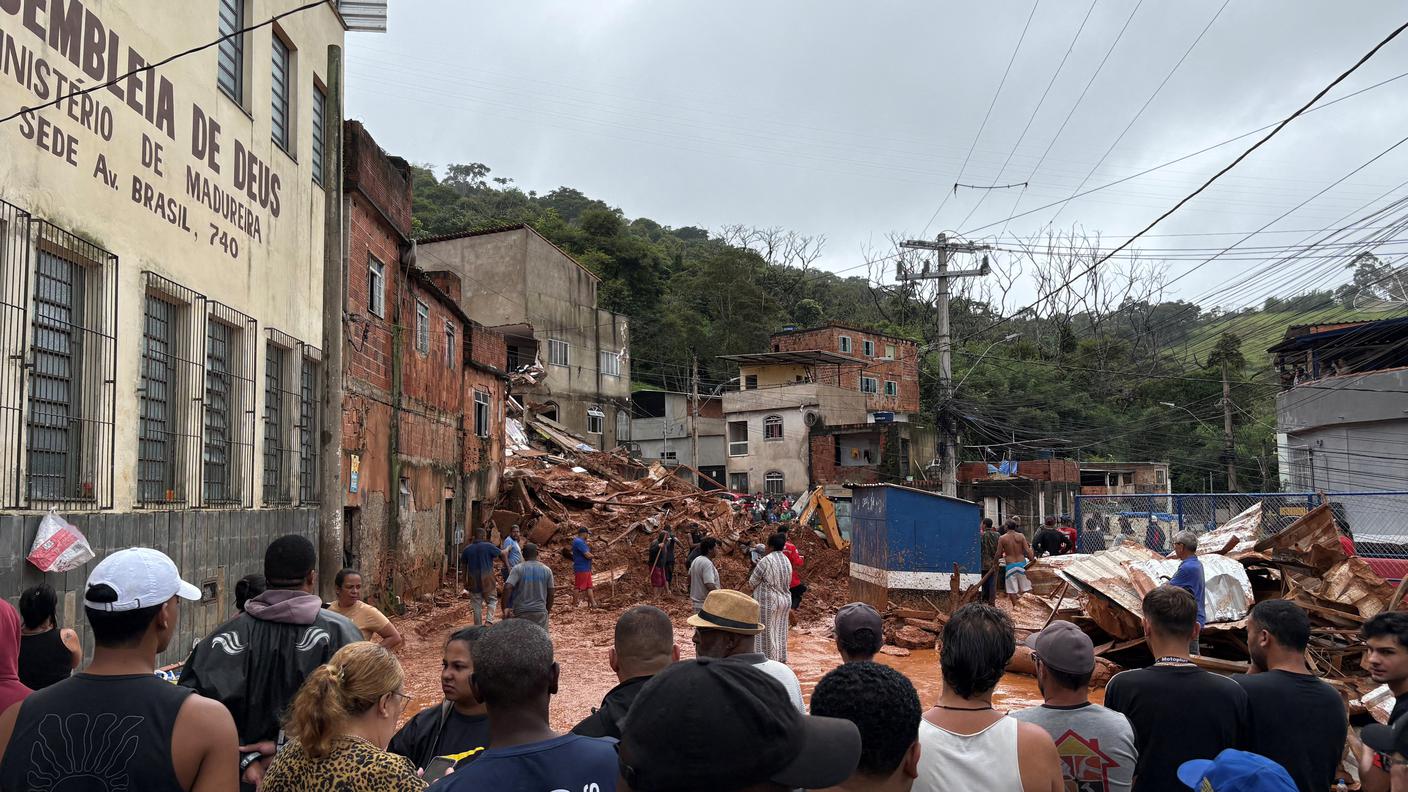 A Juiz de Fora i soccorritori cercano superstiti tra le macerie di una casa crollata a causa delle forti piogge