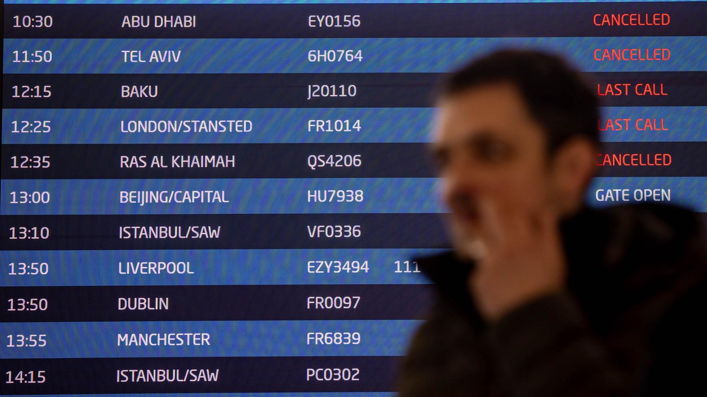 Migliaia i voli cancellati in questi giorni