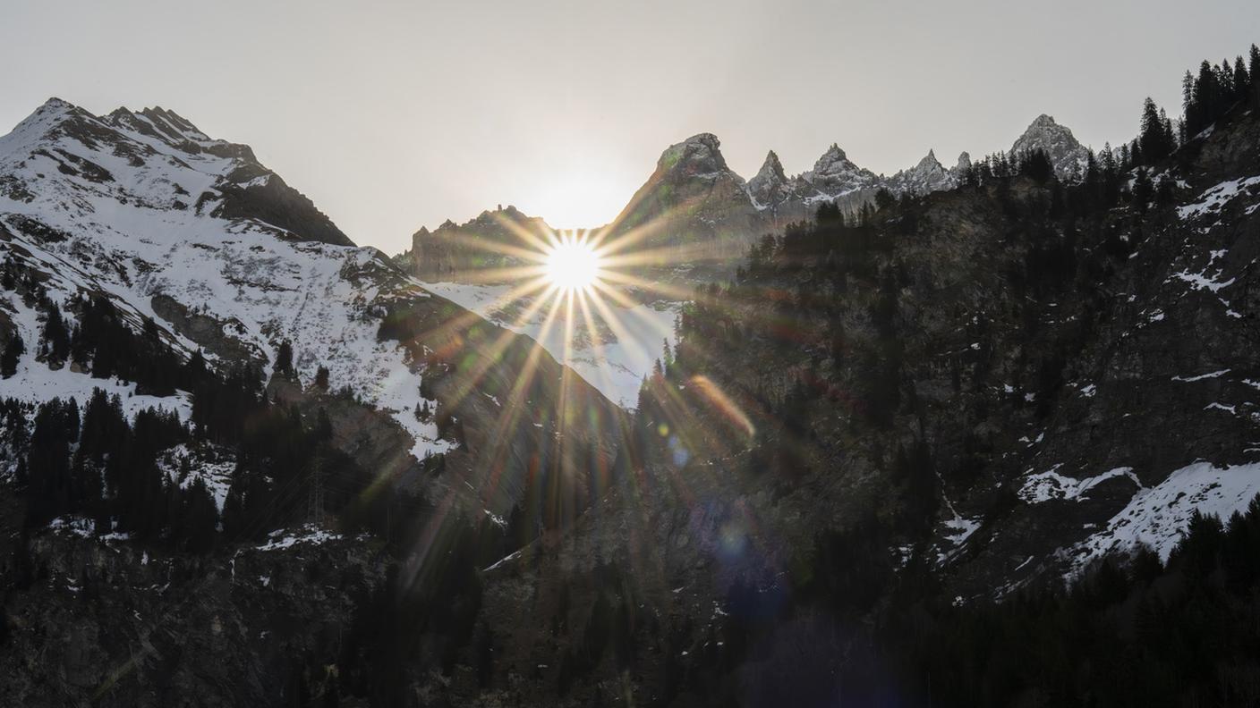 I raggi del sole passano attraverso il Martinsloch