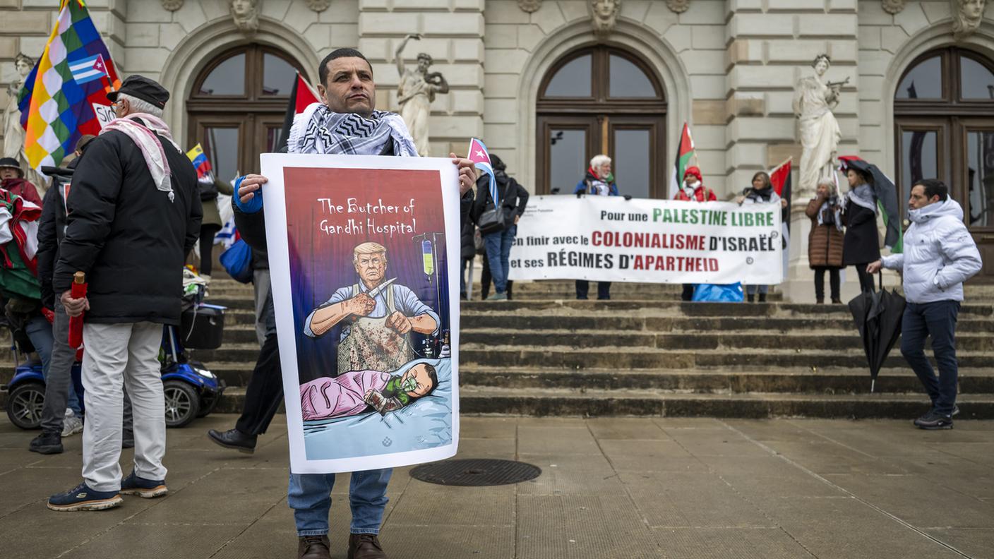 Diversi i cartelli esposti dai manifestanti a Ginevra