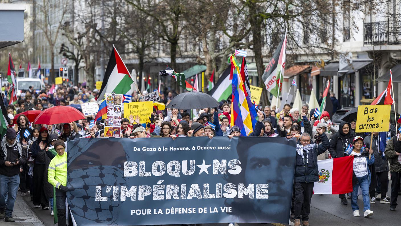 Il corteo ha sfilato per le vie del centro di Ginevra