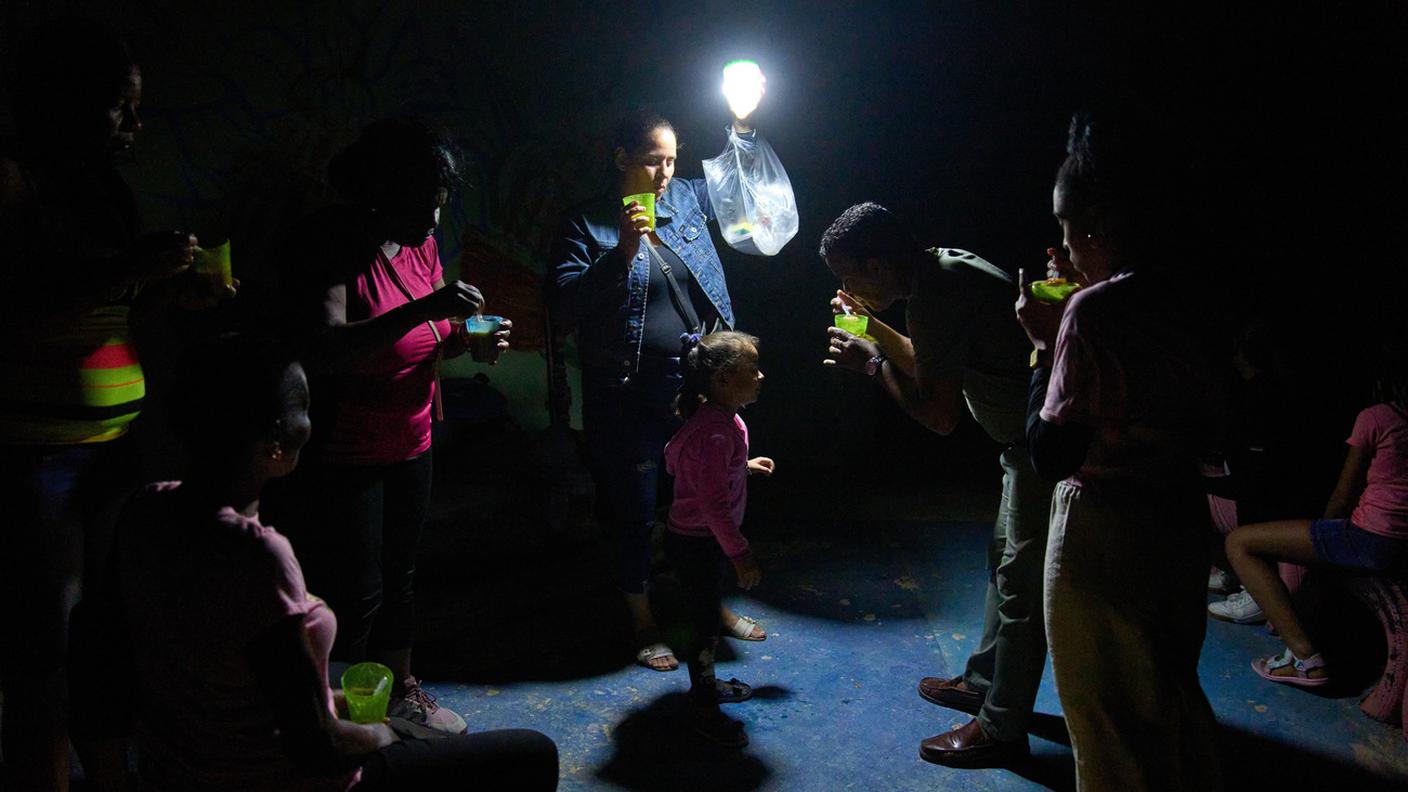 La popolazione è confrontata con continui blackout, oltre alla scarsità di cibo, medicine e beni di prima necessità