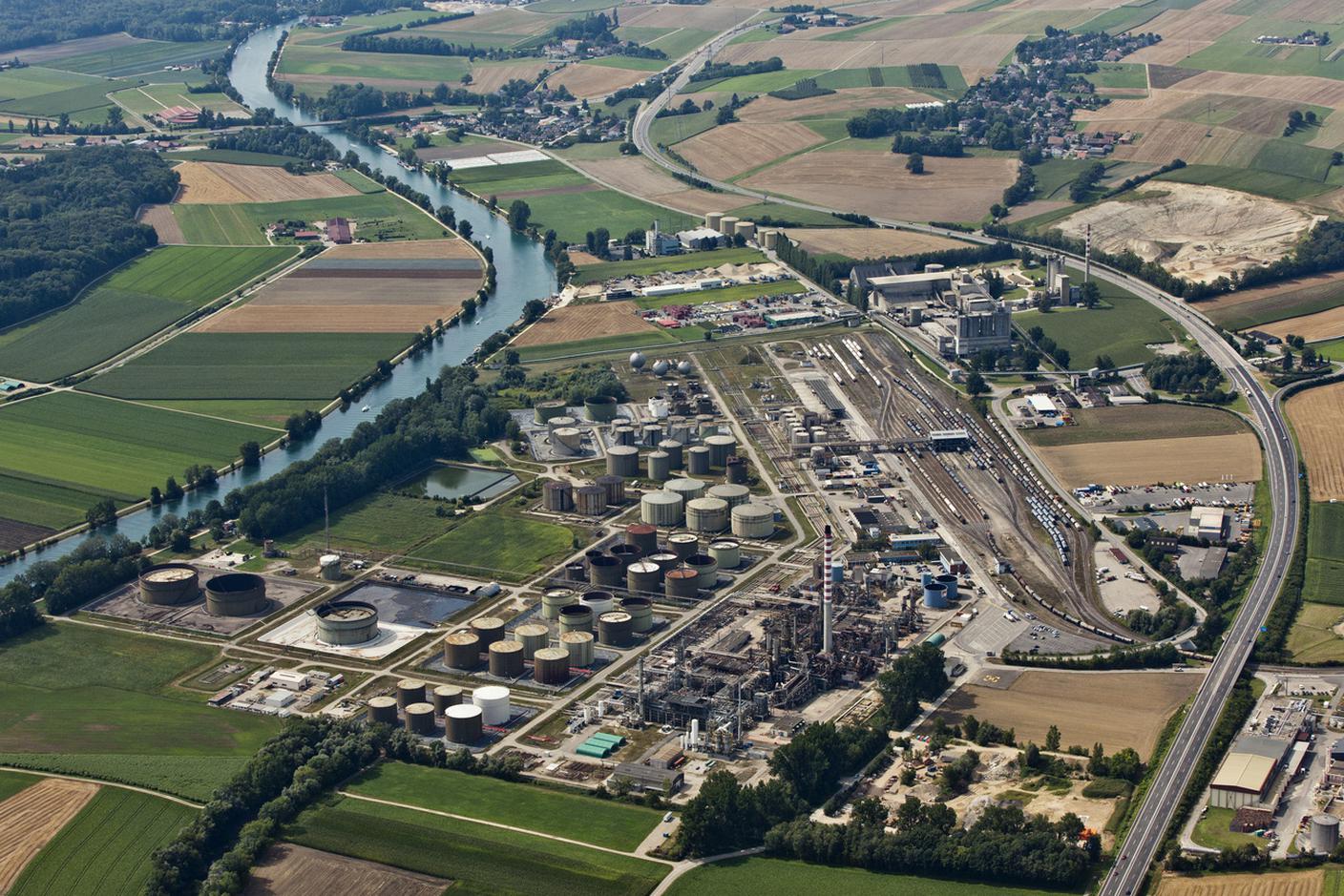 La raffineria di Cressier nel Canton Neuchâtel: l'unica in Svizzera. 