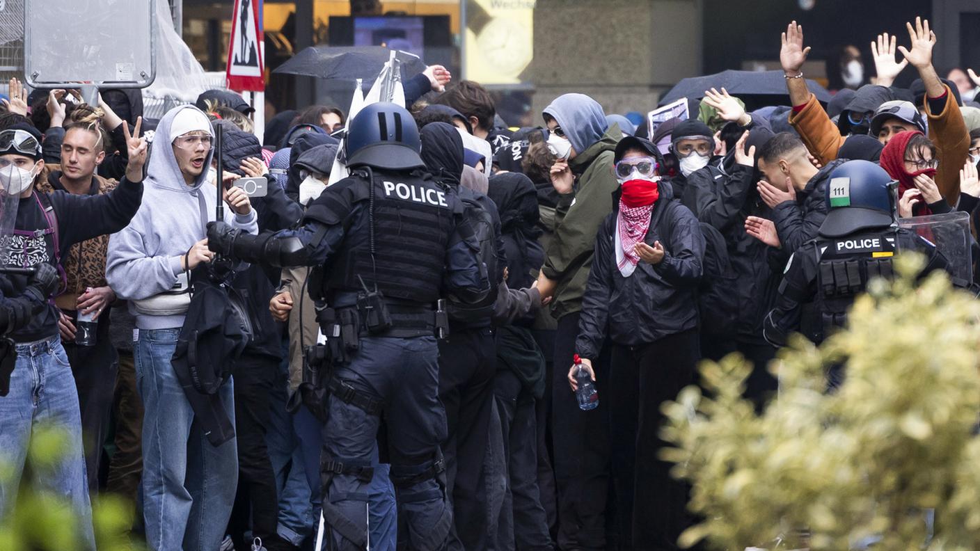 La polizia bernese ferma alcuni protestanti durante una manifestazione non autorizzata lo scorso a ottobre 2025