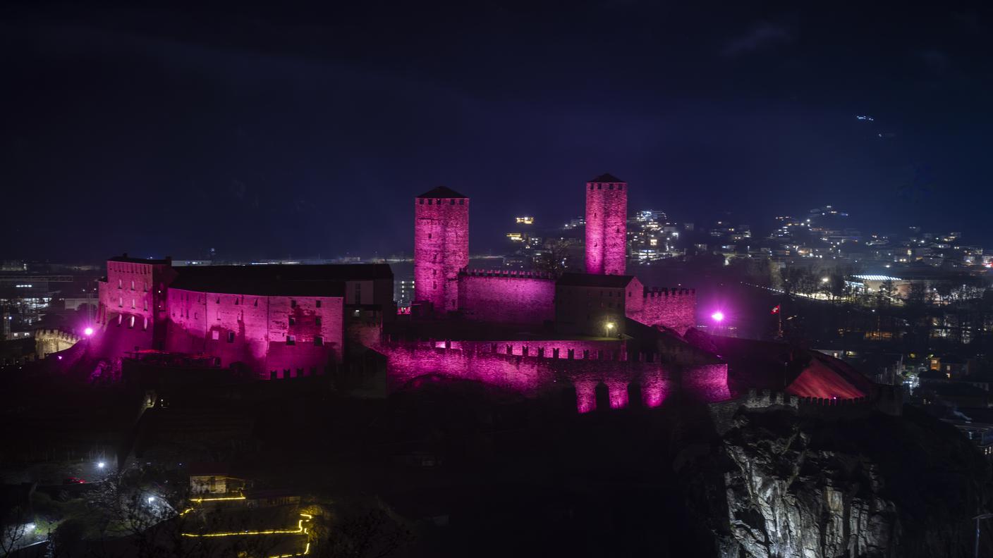 Il Castel Grande di Bellinzona illuminato di rosa in occasione dei 100 giorni dalla partenza del Giro d'Italia
