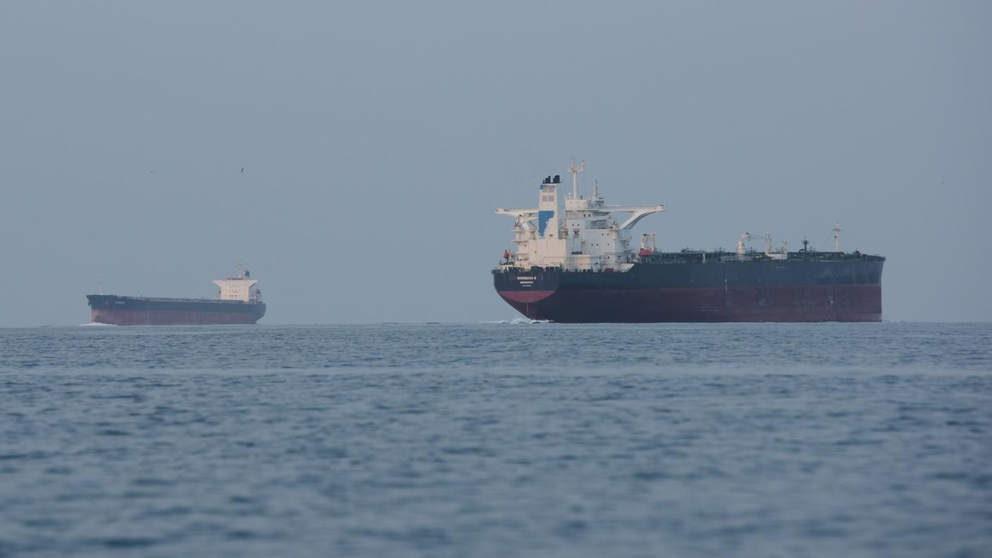 Due navi cargo in attesa dell'apertura dello Stretto di Hormuz