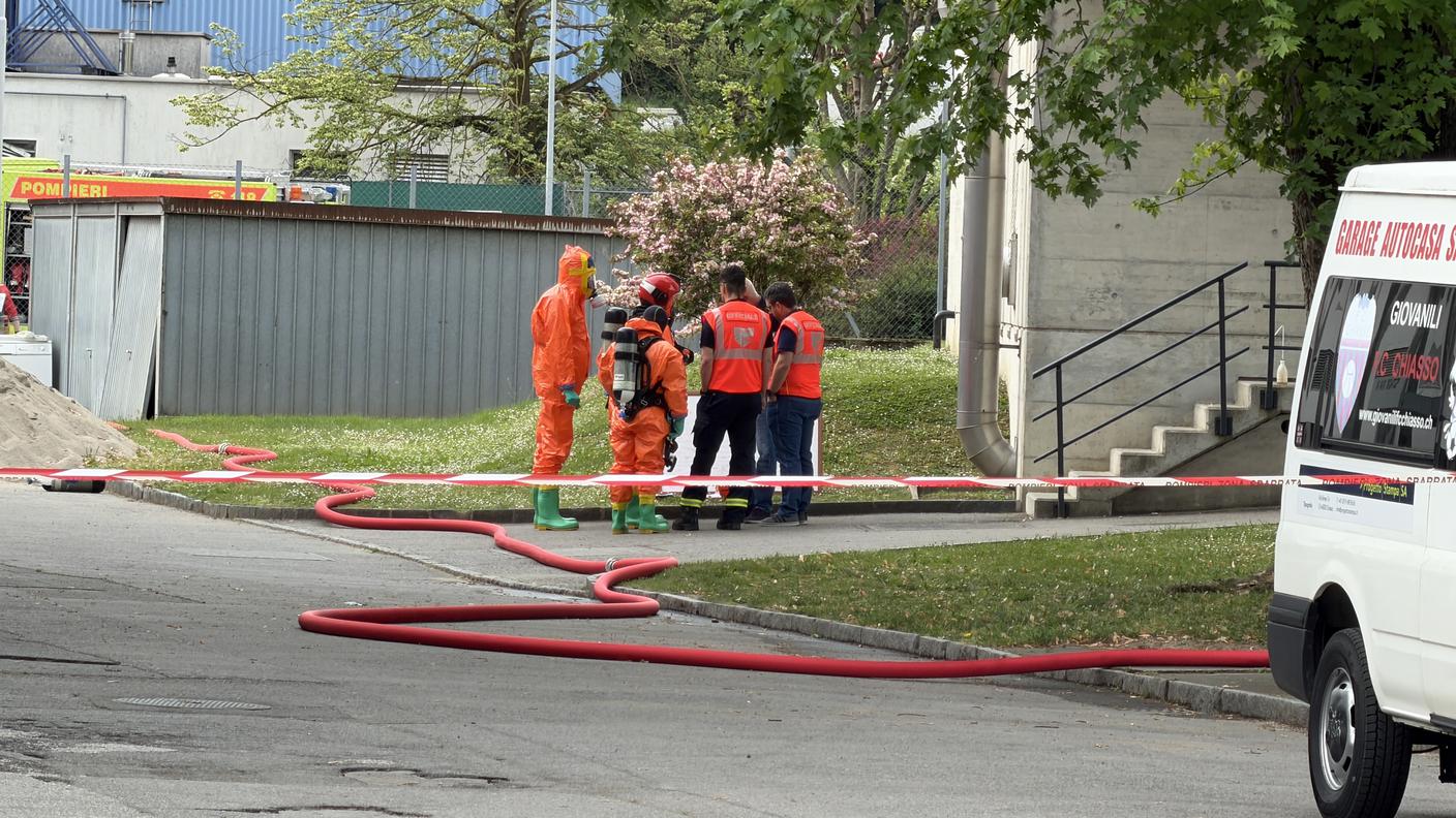 Tre dipendenti (tra i quali una donna) sono rimasti leggermente intossicati.