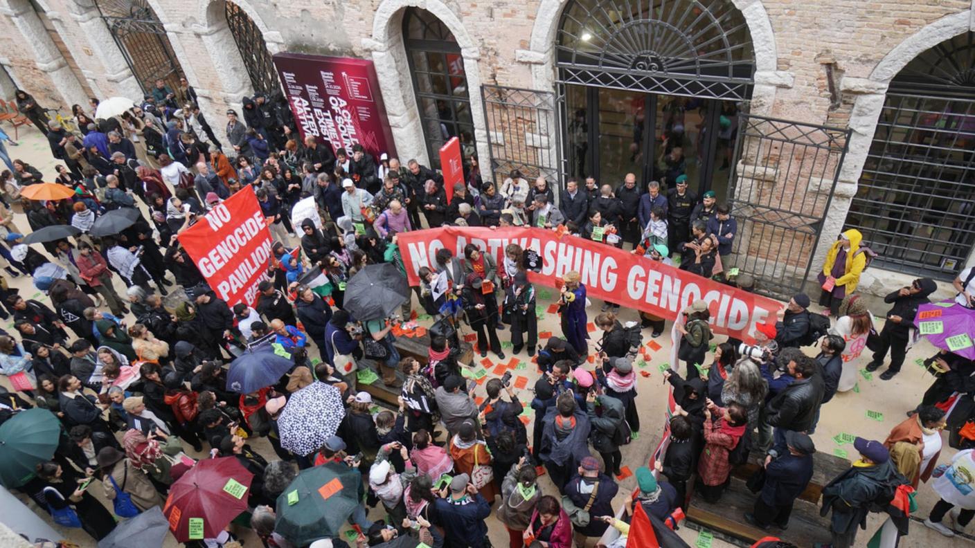 Mercoledì circa 200 persone avevano partecipato all’azione di protesta durante l’inaugurazione della 61esima Biennale d’Arte