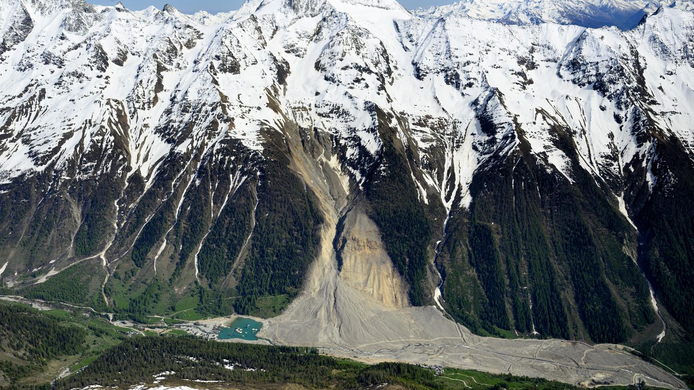 Un anno dopo il crollo del ghiacciaio Birch, una vasta colata di detriti ricopre la valle della Lötschental a Blatten