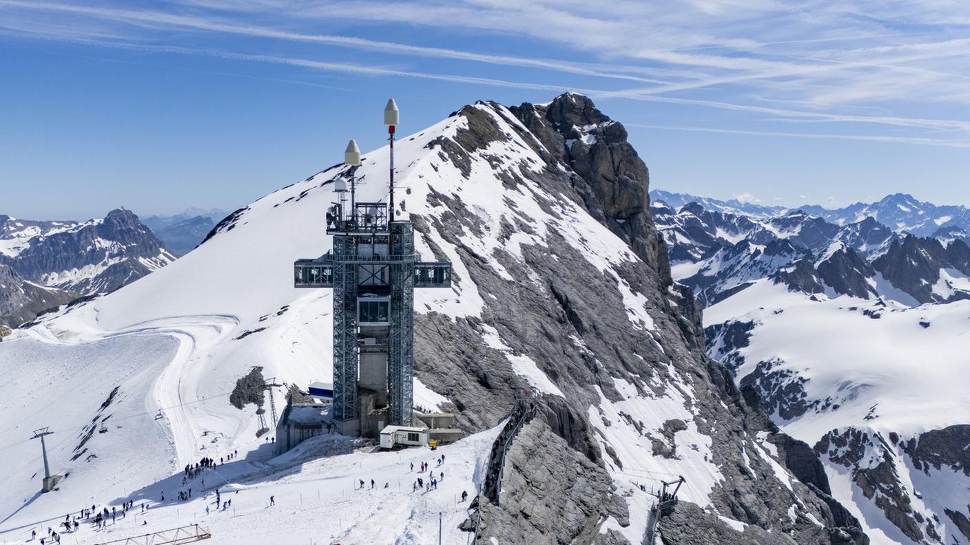 La torre dispone di una piattaforma turistica e di due lussuosi container completamente vetrati