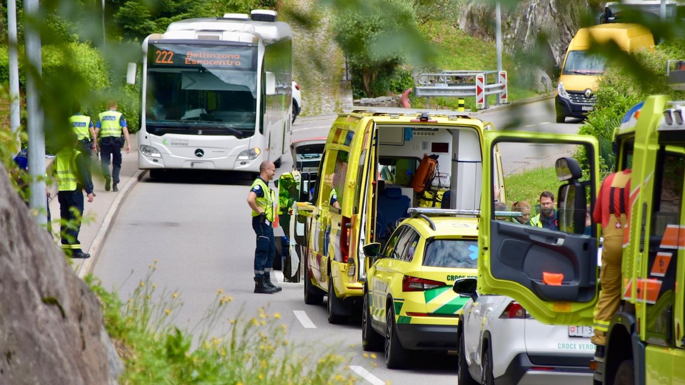 Il bus di linea circolava sulla strada che da Castione porta a Monte Carasso