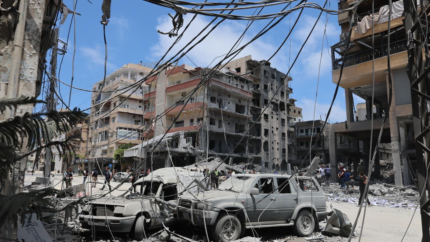 Auto danneggiate dopo un raid aereo israeliano che ha colpito la città di Tiro