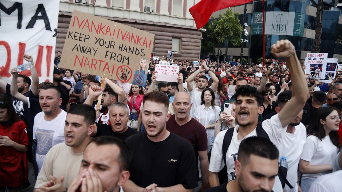 I manifestanti sono scesi in piazza a Tirana 