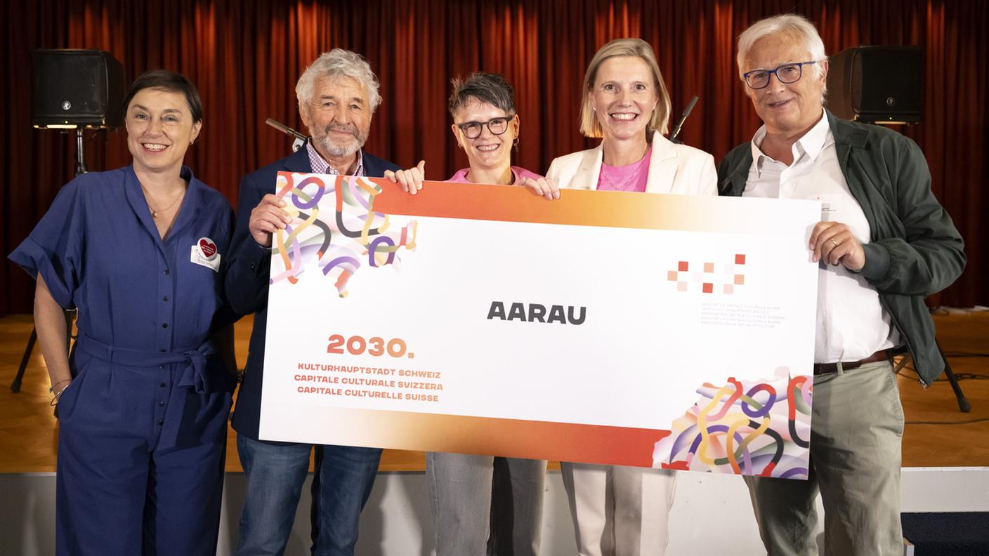 Tutti in posa dopo la nomina di Aarau a Capitale Culturale Svizzera 2030
