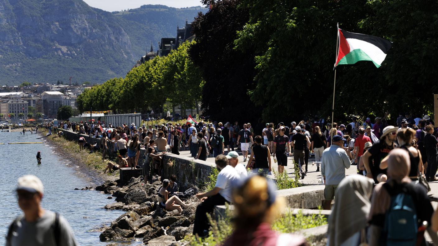 I manifestanti raggiungono il punto di partenza del corteo No-G7