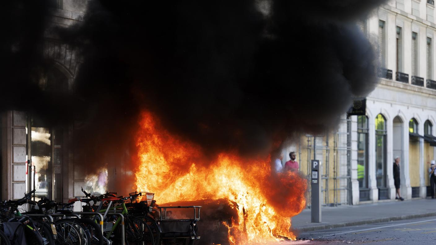 Segnalati i primi danno lungo il percorso della manifestazione anti-G7 a Ginevra