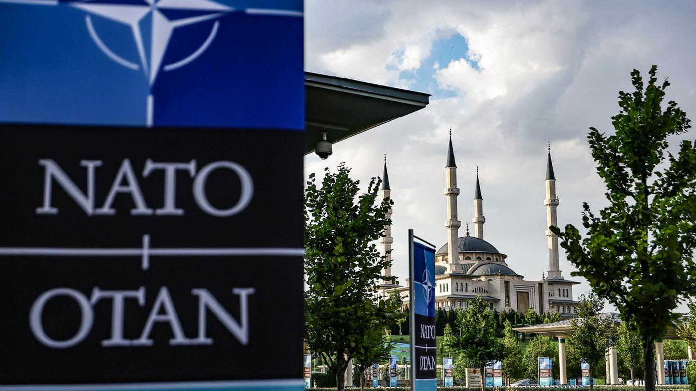Striscioni della NATO nei pressi della Moschea Millet ad Ankara alla vigilia del vertice.