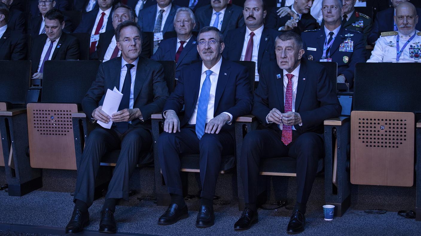 Il segretario generale della NATO, Mark Rutte, con il vicepresidente turco Cevdet Yılmaz al Forum dell’Industria della Difesa del Vertice NATO, prima dei rispettivi interventi.