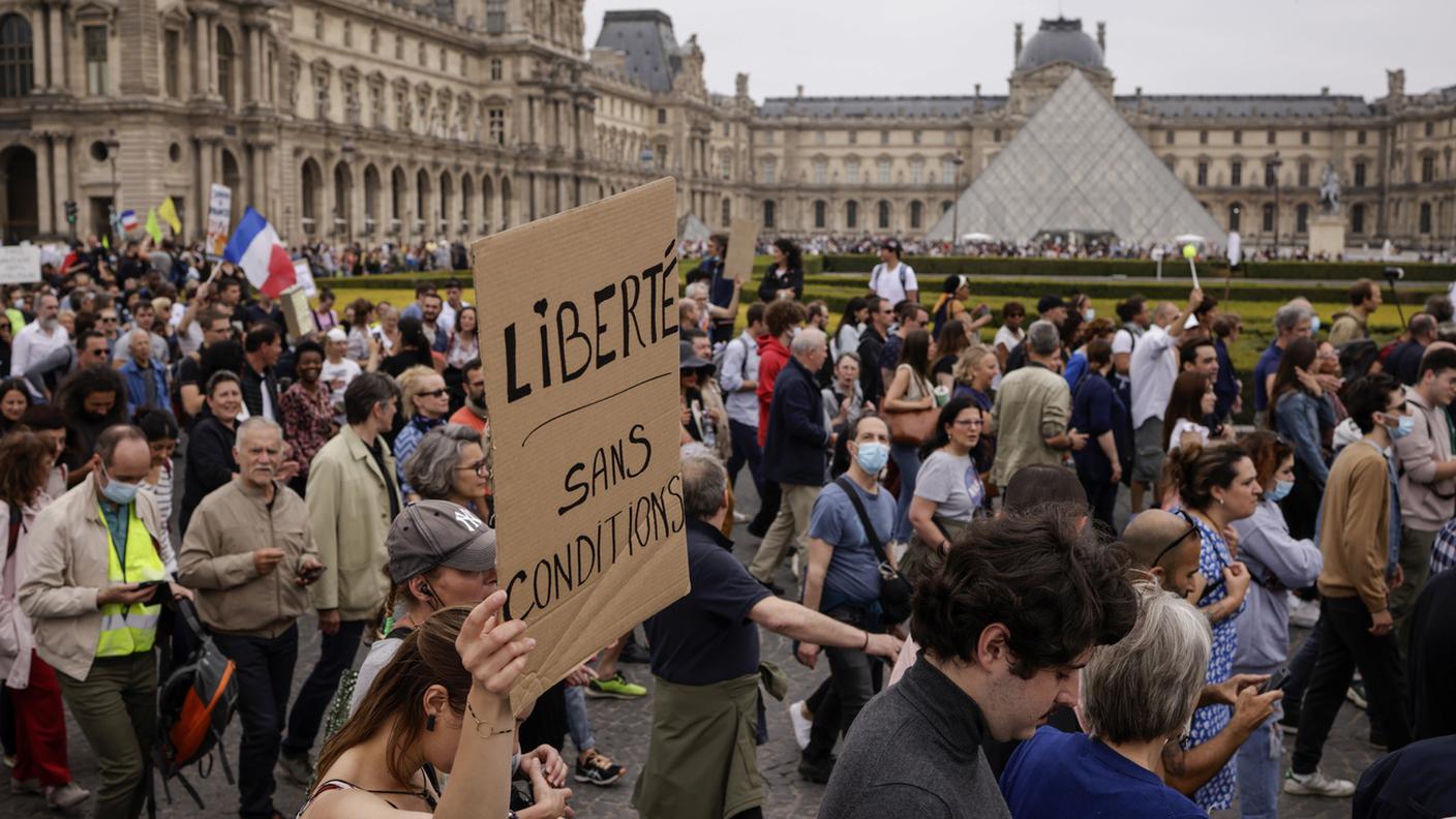 La decisione è stata presa a ridosso delle imponenti proteste di sabato