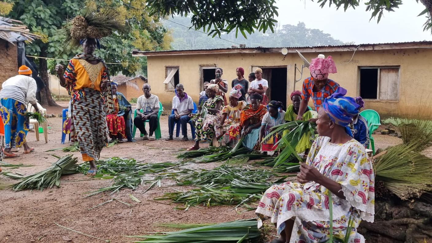 La creazione di scope ricavate da foglie di palma