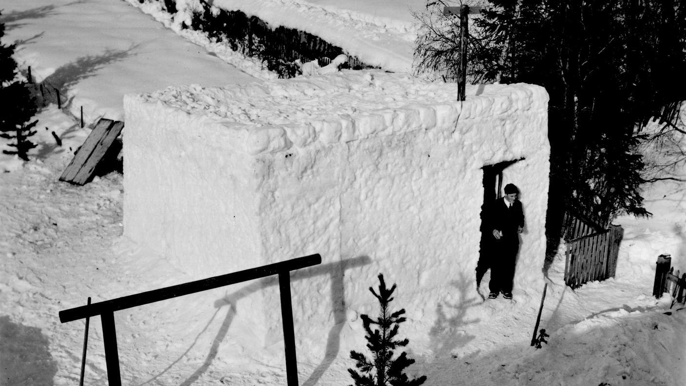 Primi esperimenti di nivologia in un igloo costruito a Davos Platz (1935) 