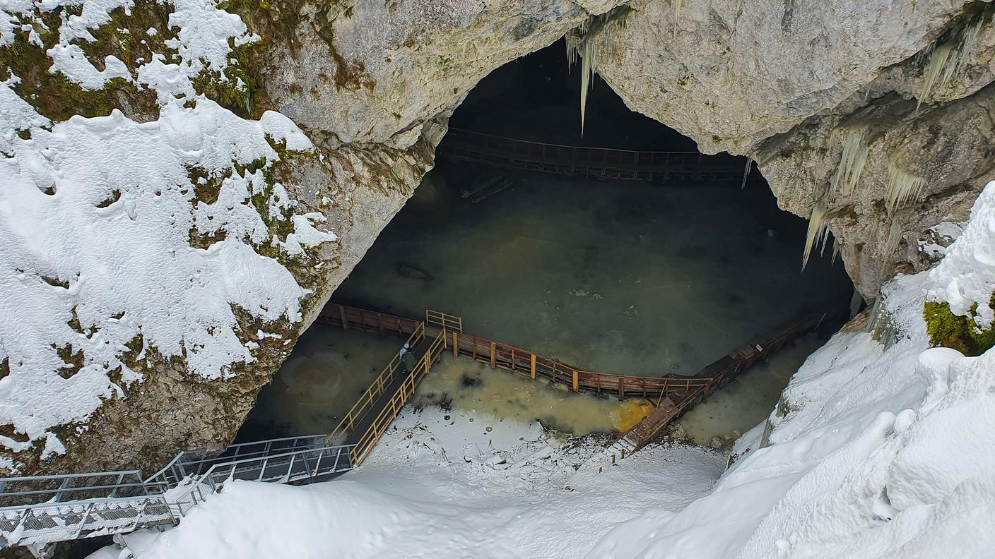 La discesa alla grotta Scarisoara, nei Carpazi rumeni