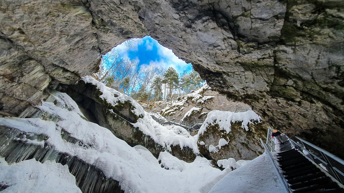 La grotta Scarisoara, in Romania, conserva il più grande ghiacciaio al mondo del suo genere 