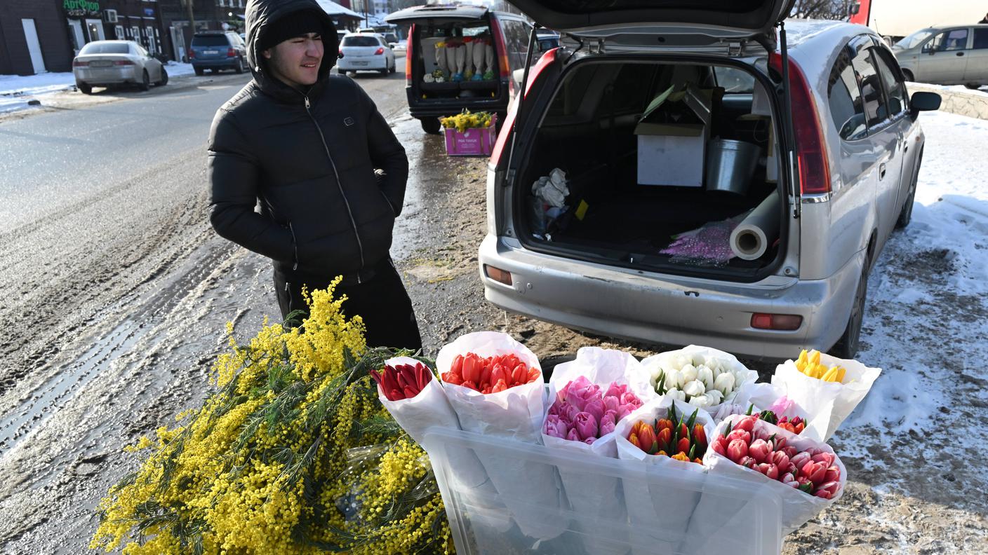 Un mercante di fiori: anche in Russia si distribuiscono mimose in occasione della Giornata mondiale della donna